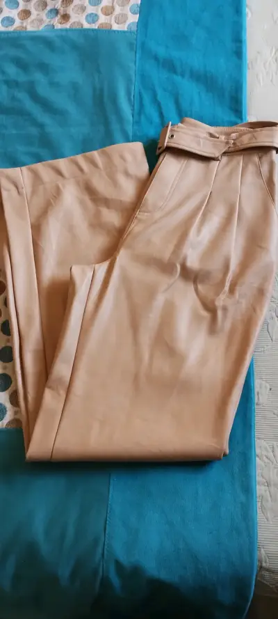 Pantalones beige con cinturón elegante - miniatura 3