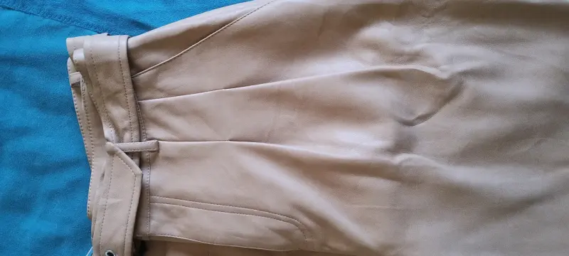 Pantalones beige con cinturón elegante - 4