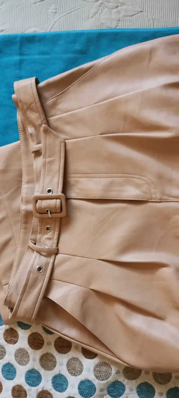 Pantalones beige con cinturón elegante - 5