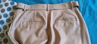 Pantalones beige con cinturón elegante - miniatura 6