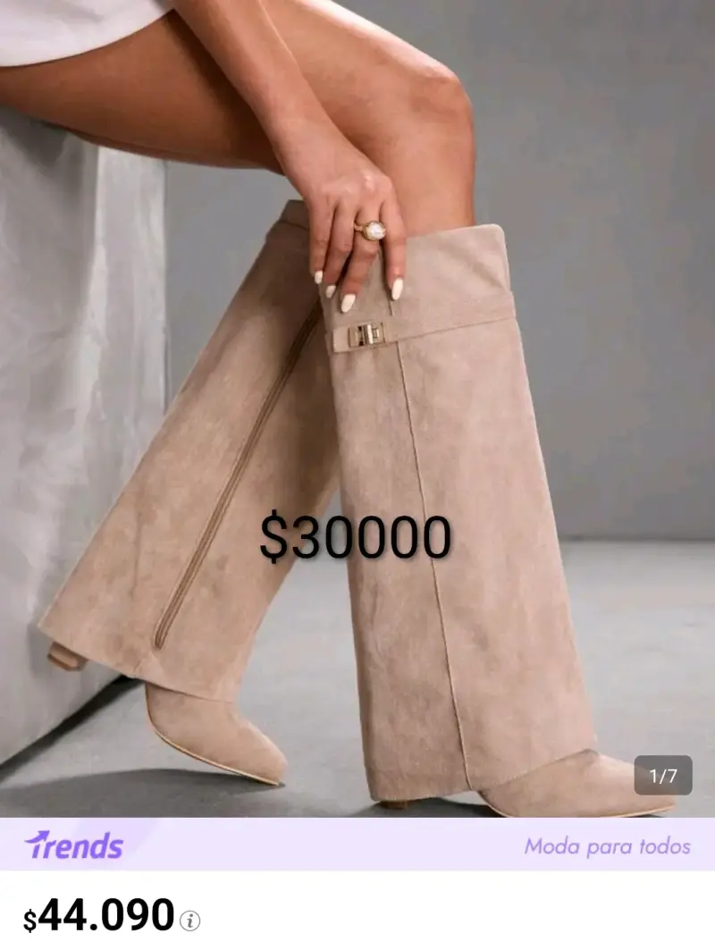 Botas altas de gamuza beige con cierre lateral