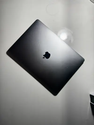 MacBook Pro 13 pulgadas en buen estado - miniatura 1