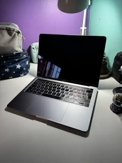 MacBook Pro 13 pulgadas en buen estado - miniatura 2