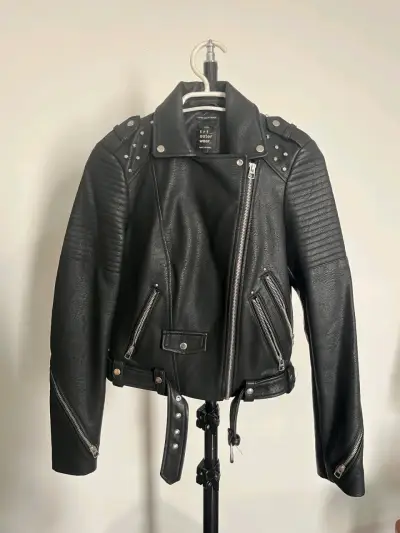 Chaqueta de cuero Zara con tachas estilo biker - miniatura 1