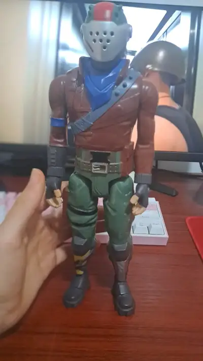 Figura de acción militar con casco y uniforme - miniatura 1