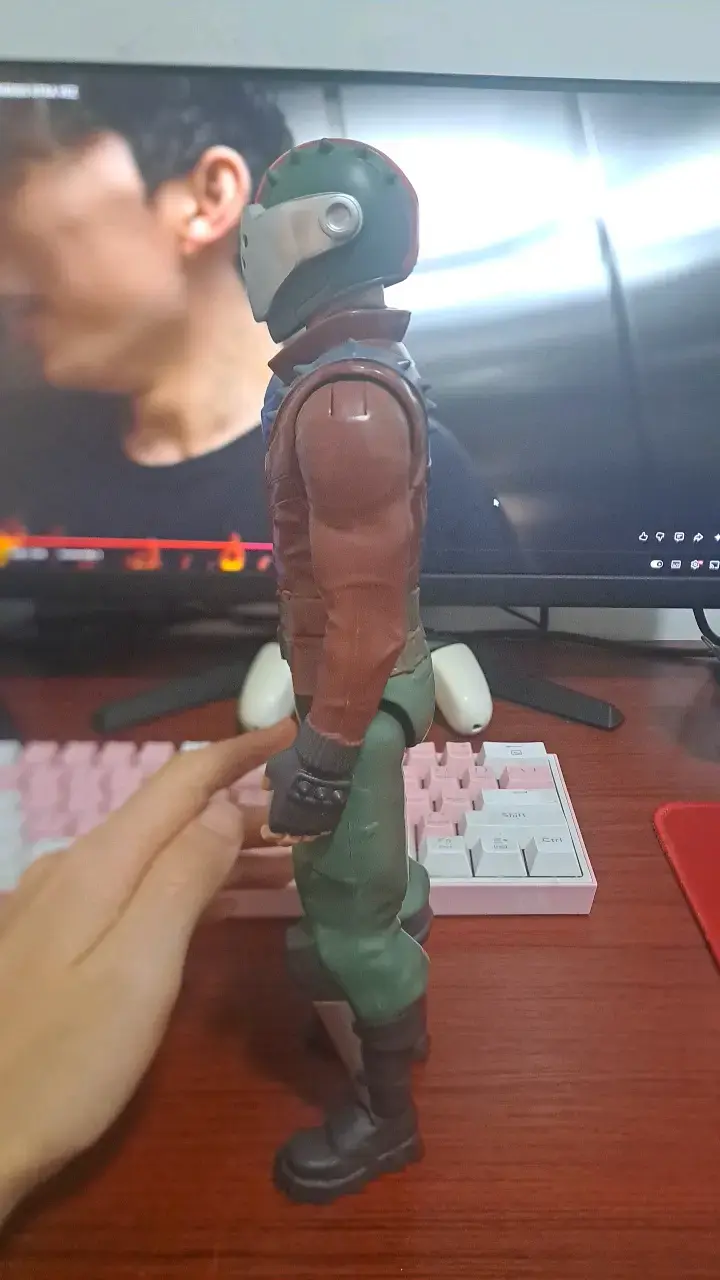 Figura de acción militar con casco y uniforme - 2