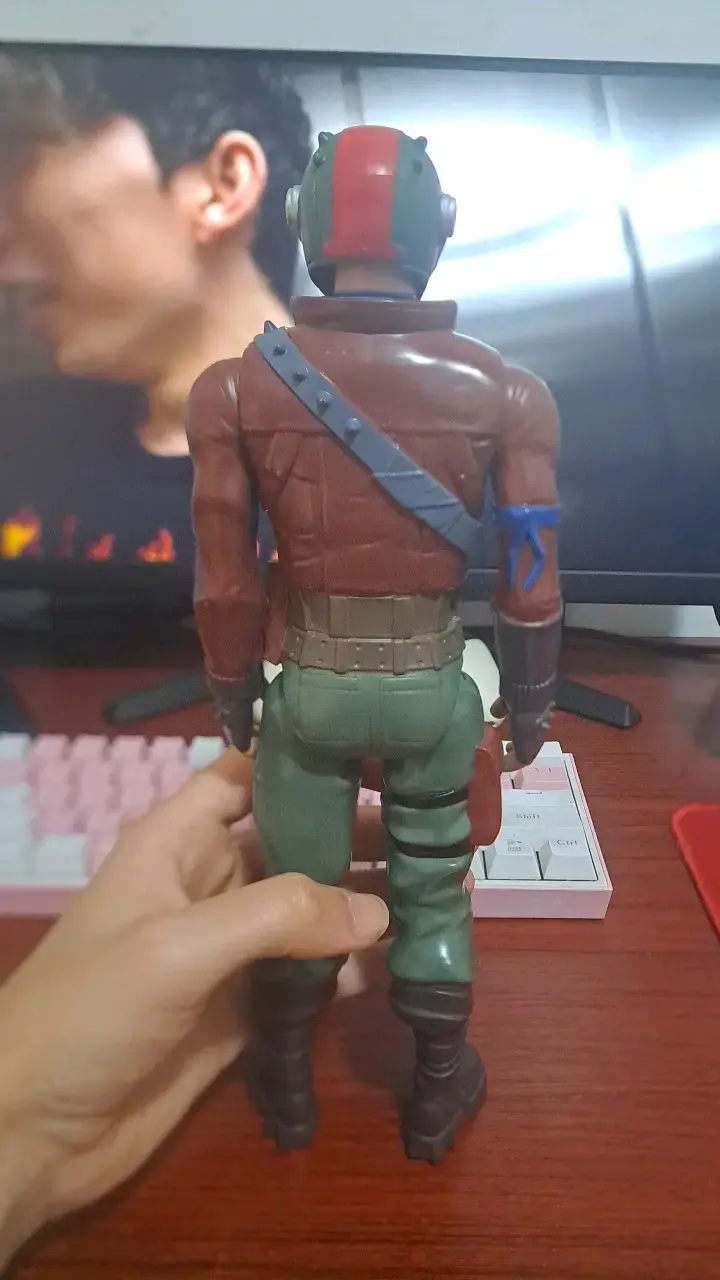Figura de acción militar con casco y uniforme - 3
