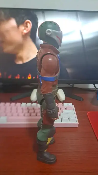 Figura de acción militar con casco y uniforme - miniatura 4