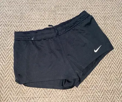 Shorts deportivos Nike Dri-Fit negros para mujer - miniatura 1
