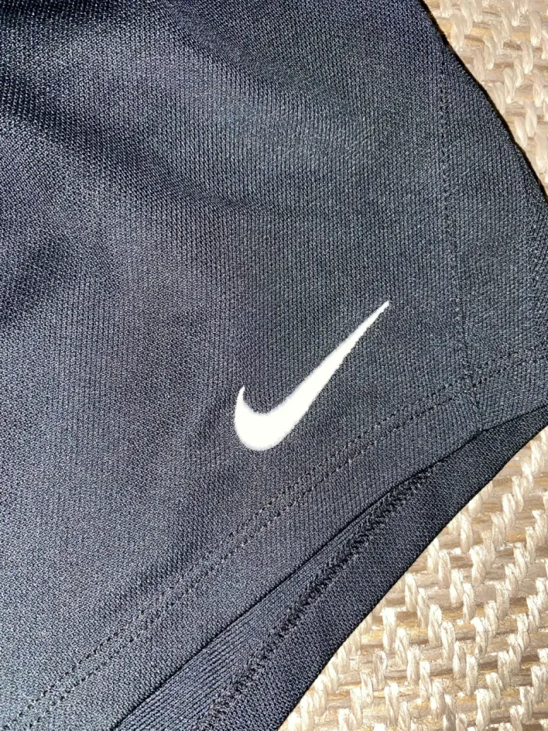 Shorts deportivos Nike Dri-Fit negros para mujer - 3