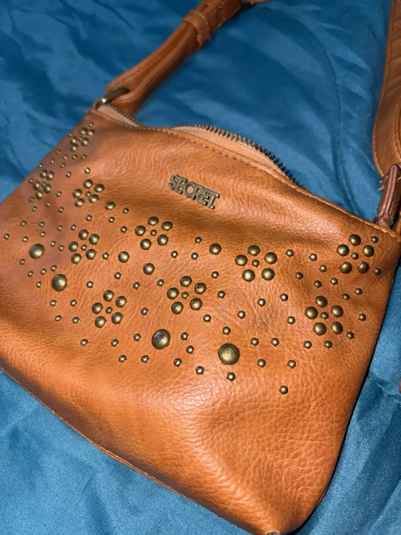 Cartera de cuero marrón con tachas Secret - 1