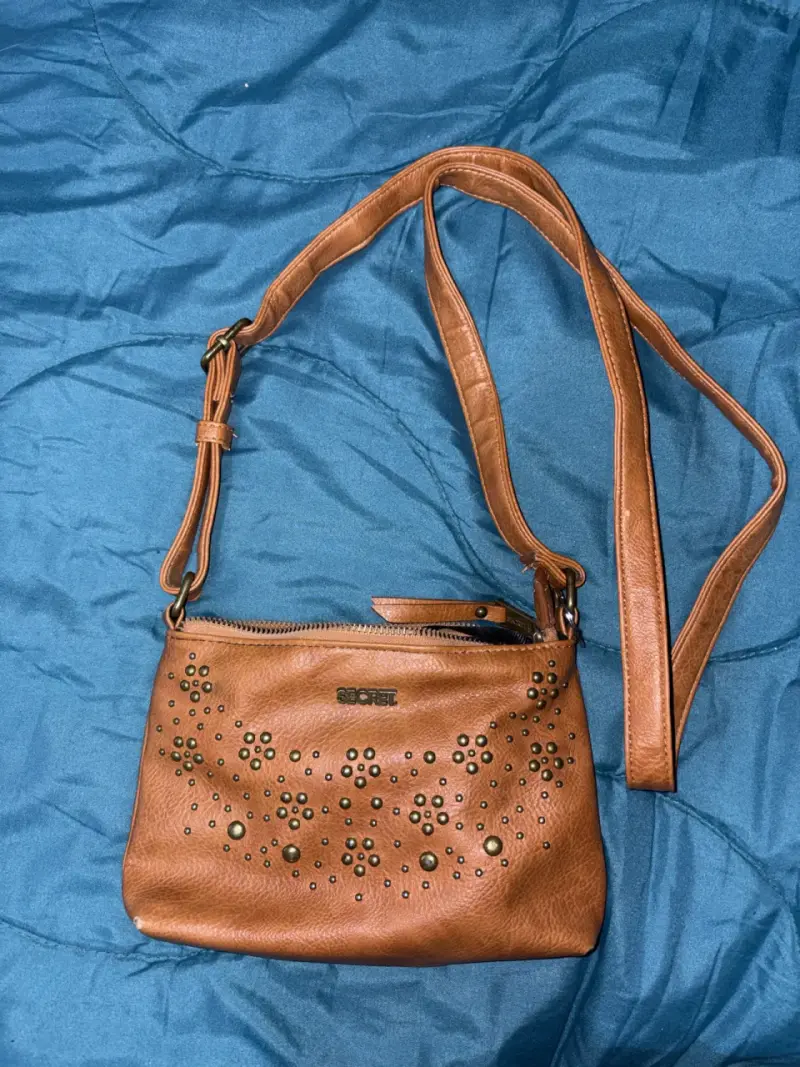 Cartera de cuero marrón con tachas Secret - 2