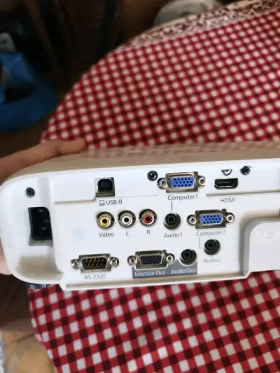 Proyector Epson con múltiples entradas y buena condición - miniatura 1