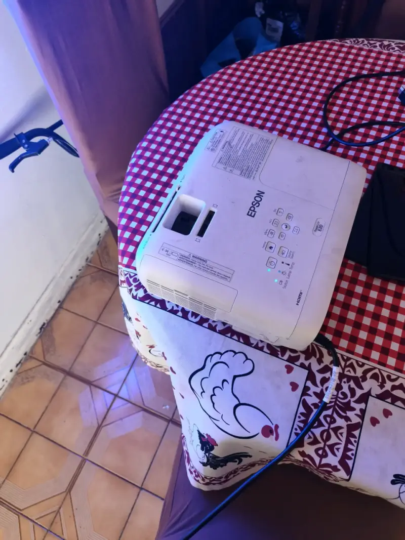 Proyector Epson con múltiples entradas y buena condición - 3