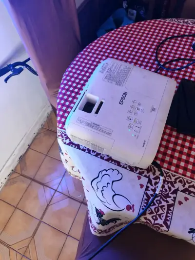 Proyector Epson con múltiples entradas y buena condición - miniatura 3