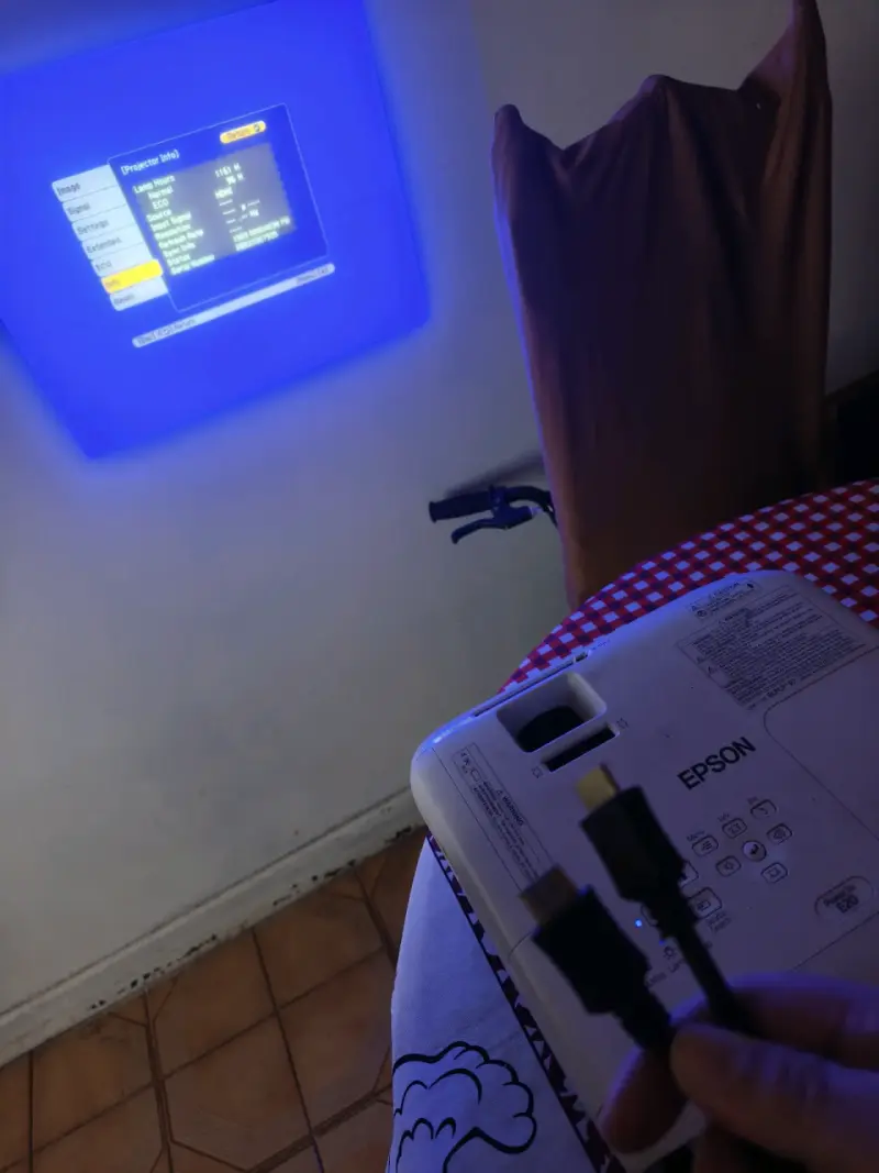 Proyector Epson con múltiples entradas y buena condición - 4