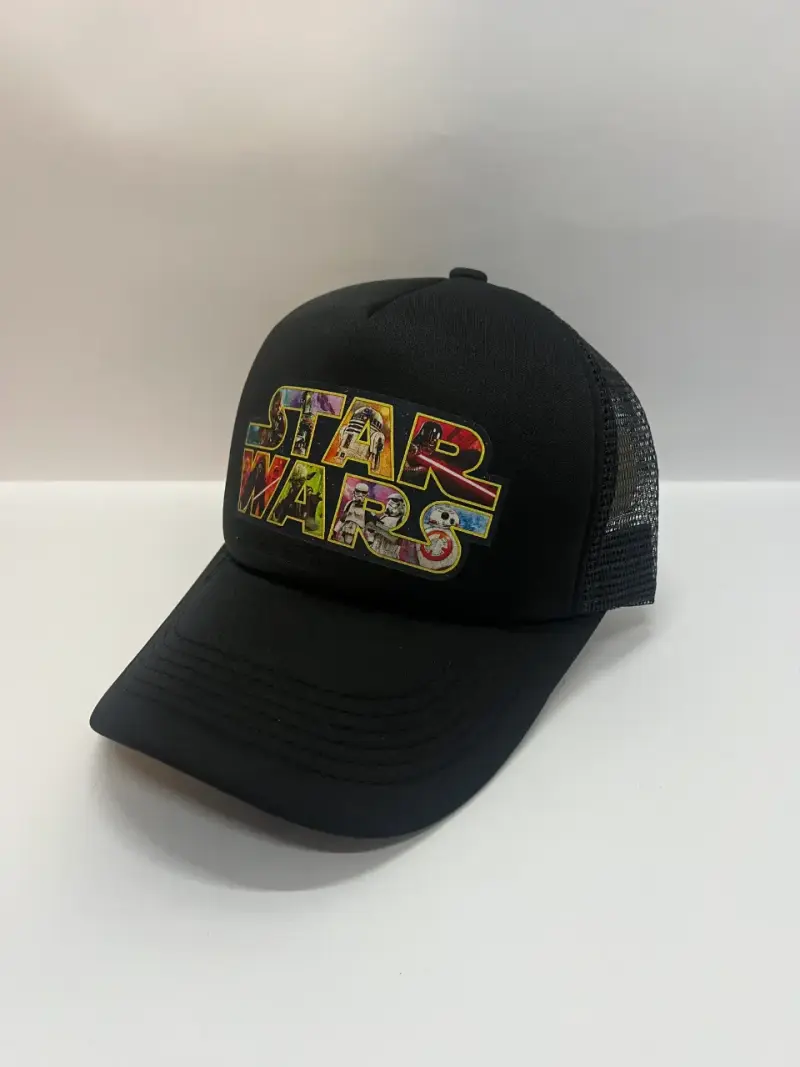 Gorra negra Star Wars con diseño colorido - 1