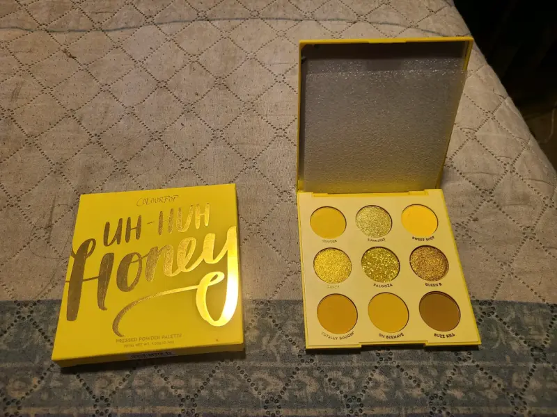 Set de maquillaje ColourPop con paletas e iluminad - 2