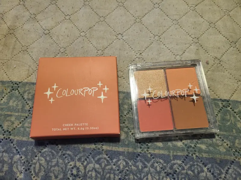 Set de maquillaje ColourPop con paletas e iluminad - 3
