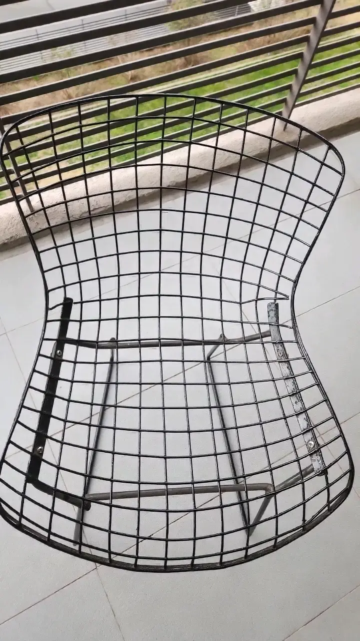 Silla de alambre metálico negra moderna