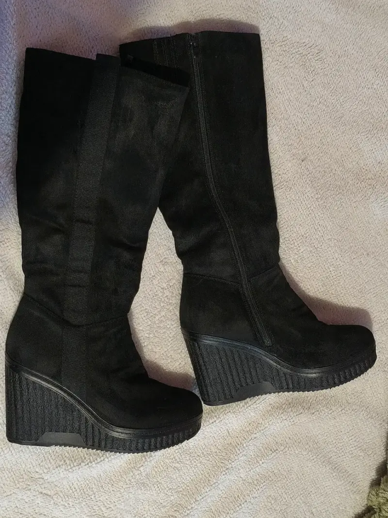 Botas negras de gamuza con plataforma