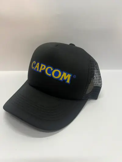 Gorra negra Capcom estilo trucker - miniatura 1