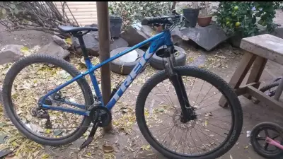 Bicicleta de montaña Trek azul en buen estado - miniatura 1