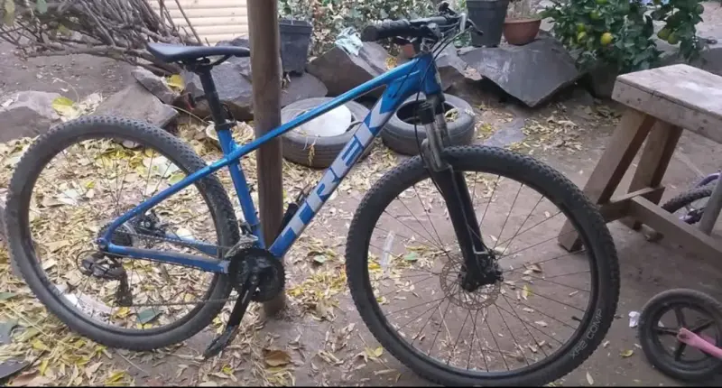 Bicicleta de montaña Trek azul en buen estado - 3