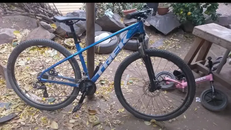 Bicicleta de montaña Trek azul en buen estado - 4