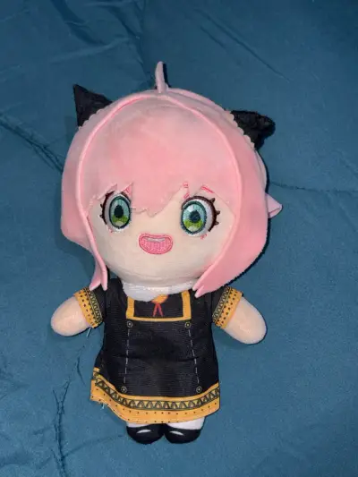 Peluche de personaje anime con cabello rosado - miniatura 1