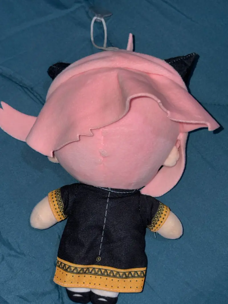Peluche de personaje anime con cabello rosado - 2