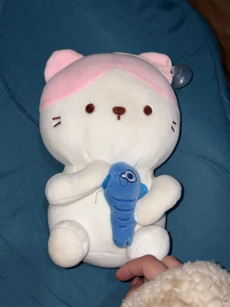 Peluche de gato con pez azul - 1
