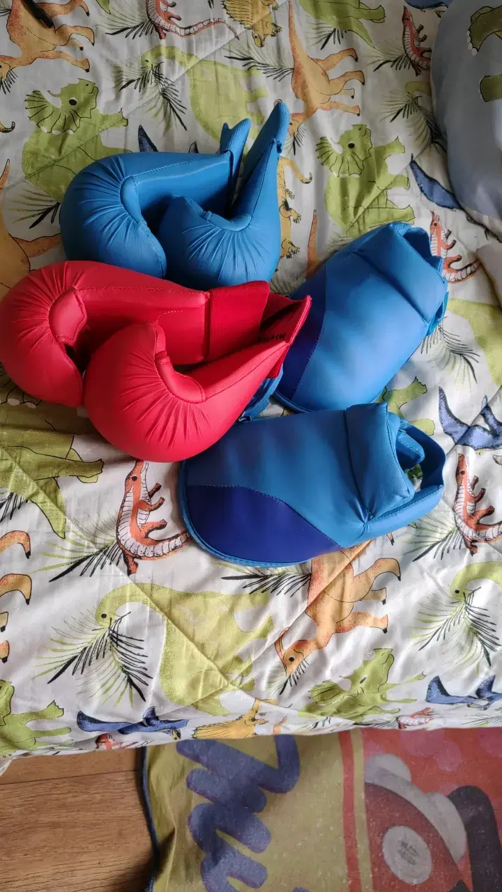 Guantes de boxeo para niños en azul y rojo