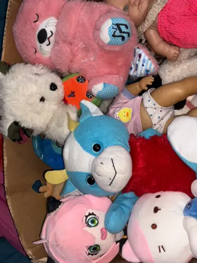 Lote de peluches y muñecas variadas - miniatura 1