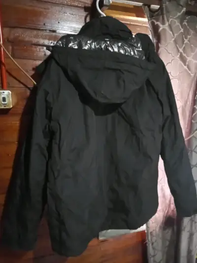 Chaqueta negra con capucha para invierno - miniatura 1