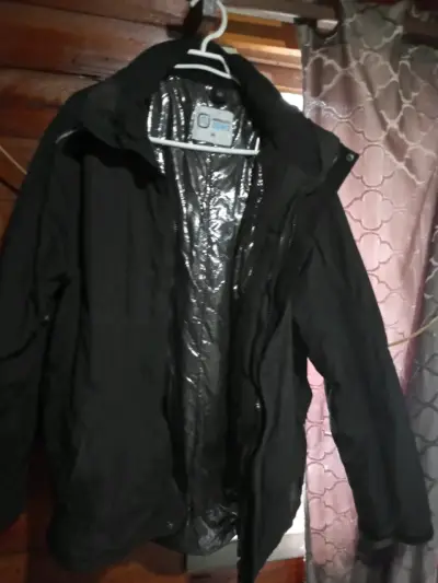 Chaqueta negra con capucha para invierno - miniatura 2