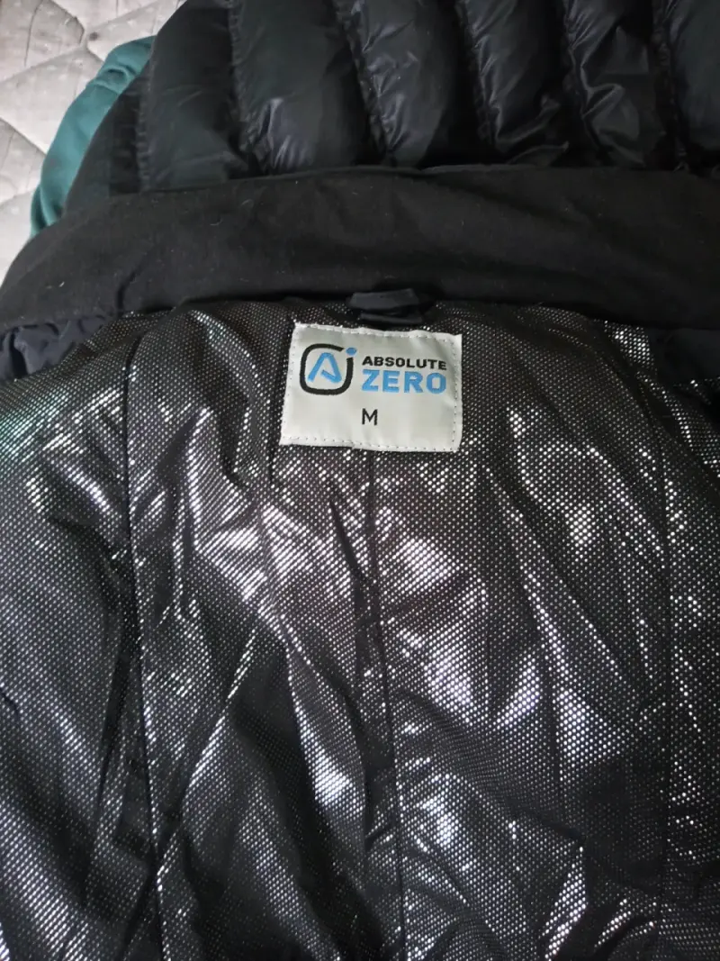 Chaqueta negra con capucha para invierno - 3
