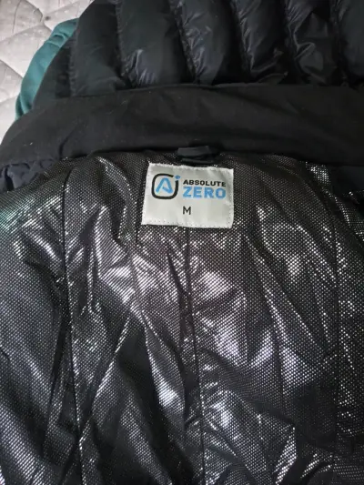 Chaqueta negra con capucha para invierno - miniatura 3