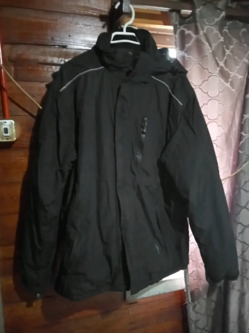 Chaqueta negra con capucha para invierno - 4