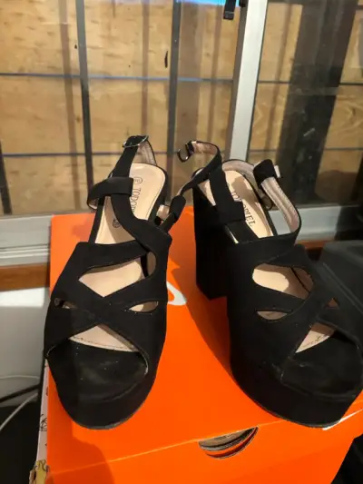 Sandalias de tacón negras con diseño cruzado - miniatura 1