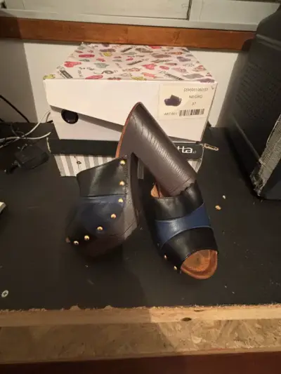 Sandalias de tacón negras con diseño cruzado - miniatura 2
