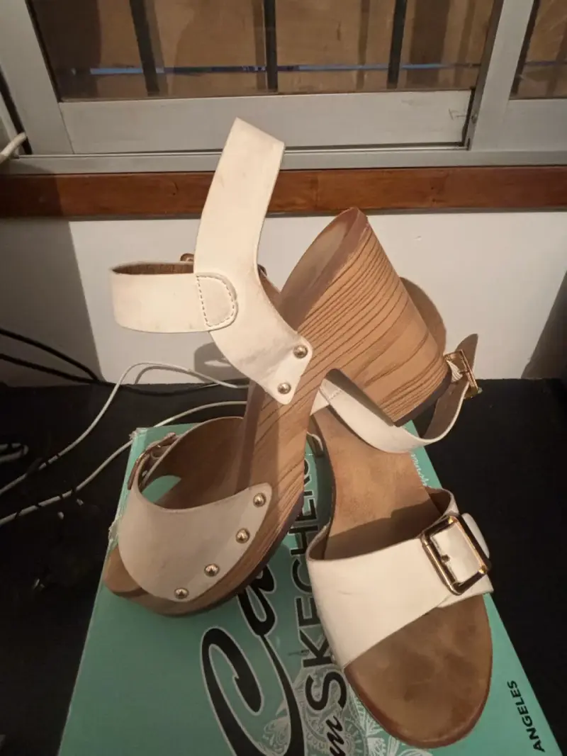 Sandalias de tacón negras con diseño cruzado - 3