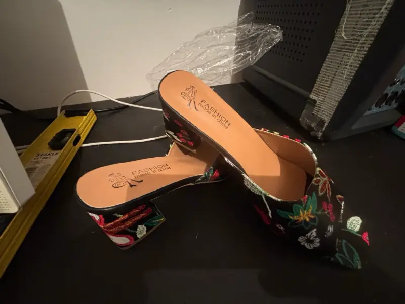 Sandalias de tacón negras con diseño cruzado - 4