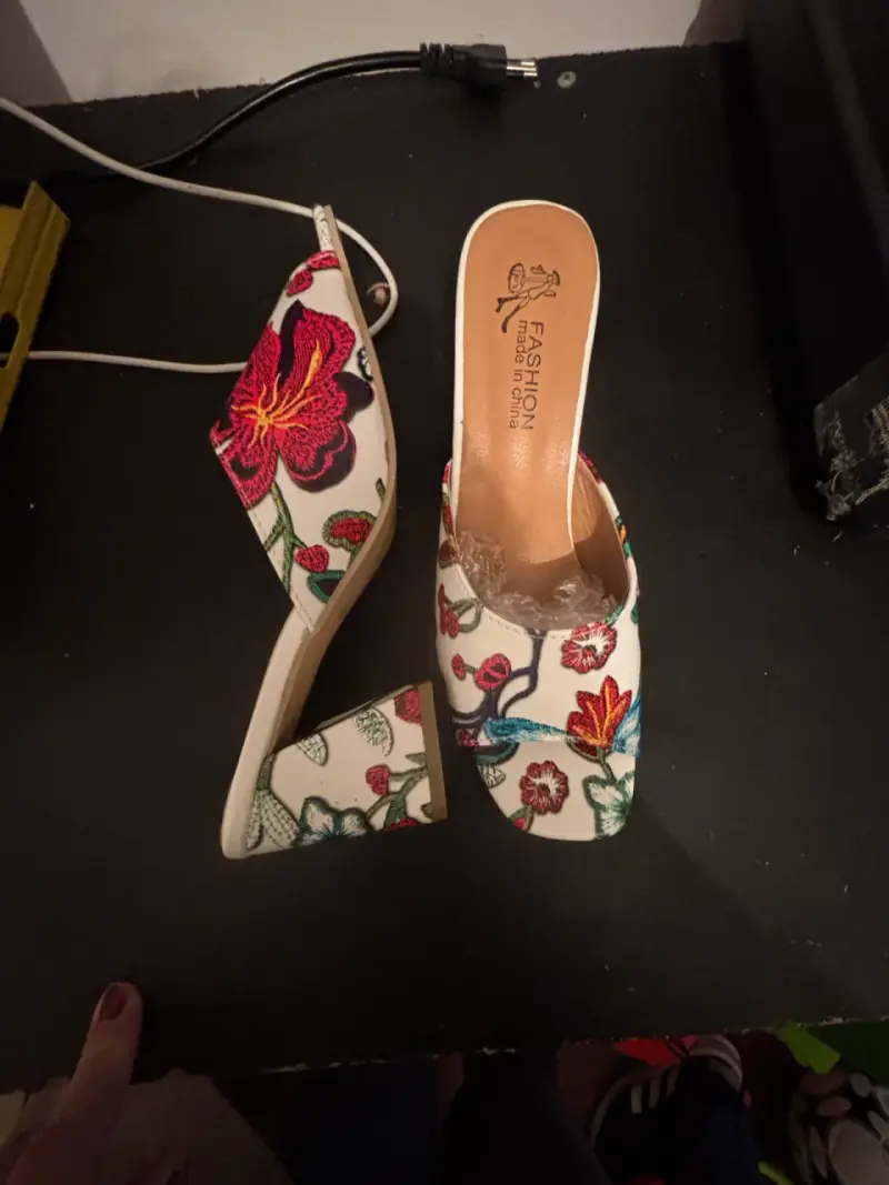 Sandalias de tacón negras con diseño cruzado - 5