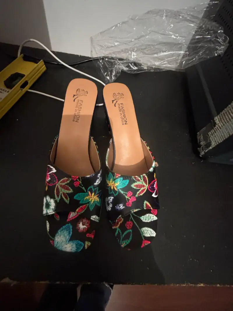 Sandalias de tacón negras con diseño cruzado - 6