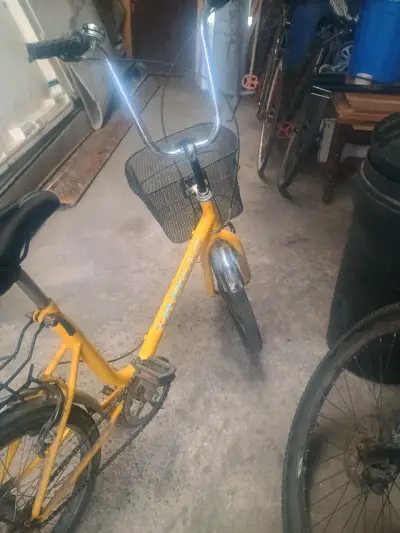 Bicicleta  amarilla con canasto - miniatura 1