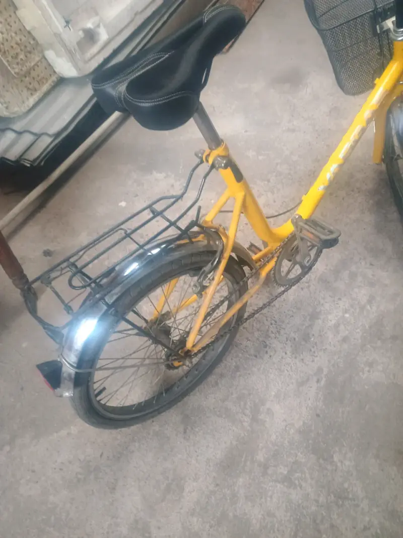 Bicicleta  amarilla con canasto - 2