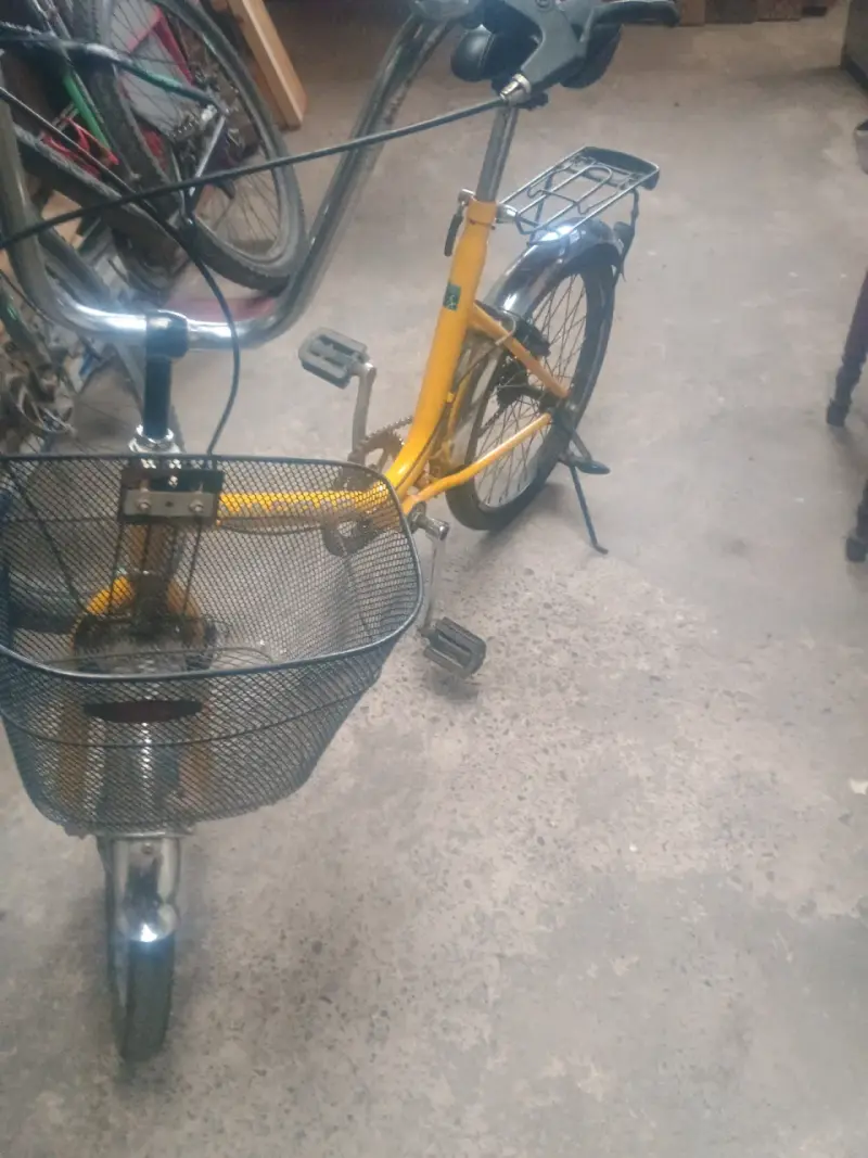 Bicicleta  amarilla con canasto - 3