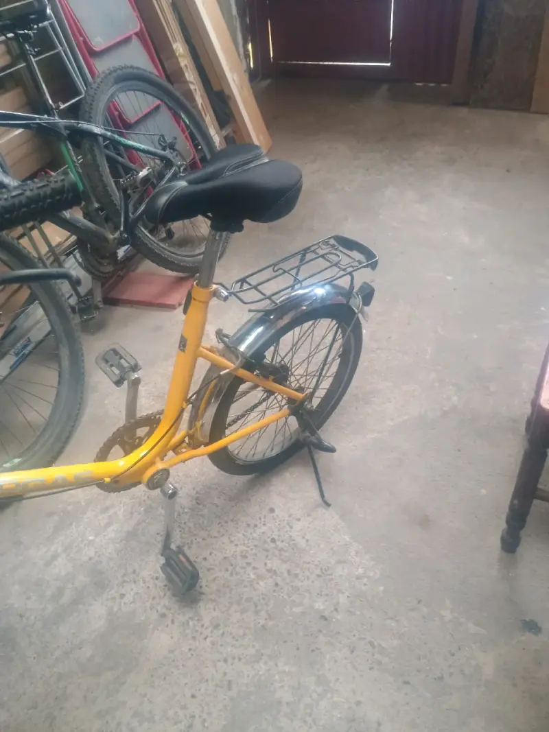 Bicicleta  amarilla con canasto - 4