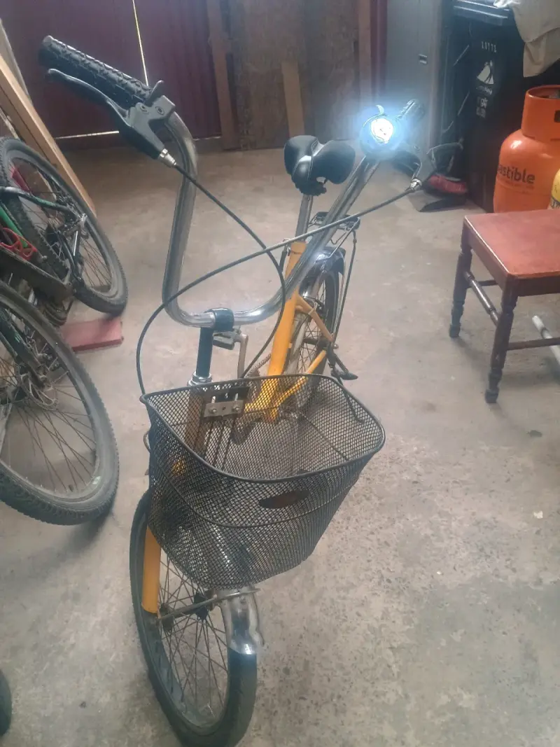 Bicicleta  amarilla con canasto - 5